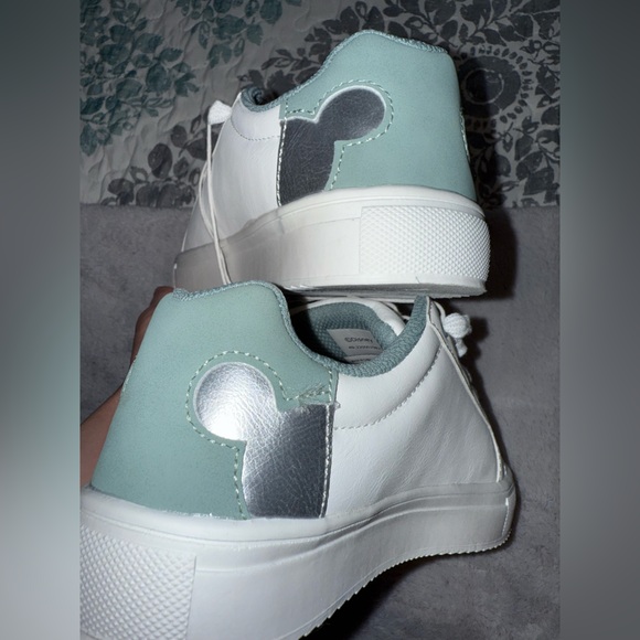 Children’s Mickey and friends sneakers size 4 - Picture 4 of 7